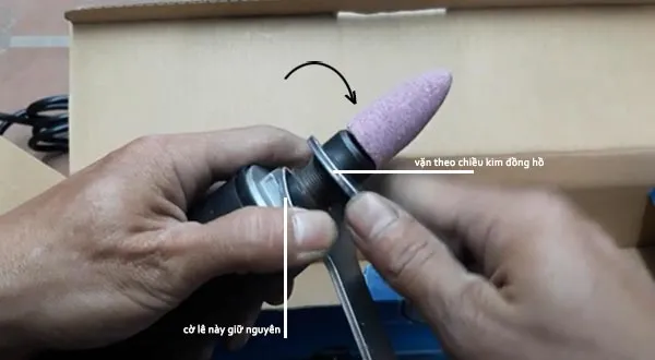 Sử dụng hai cờ lê để siết chặt đai ốc máy mài cầm tay