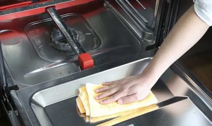 Vệ sinh bề mặt ngoài của máy rửa chén Electrolux bằng vải mềm và xà phòng