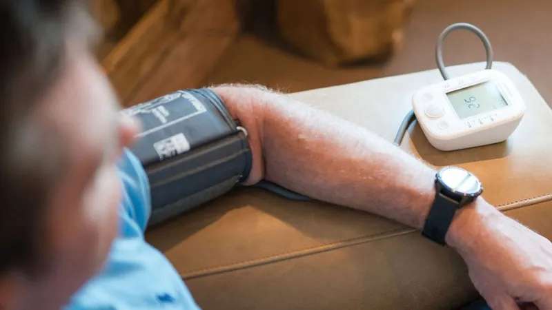 Người phụ nữ chuẩn bị đo huyết áp bắp tay vào buổi sáng, hướng dẫn cách sử dụng máy đo huyết áp bắp tay hiệu quả
