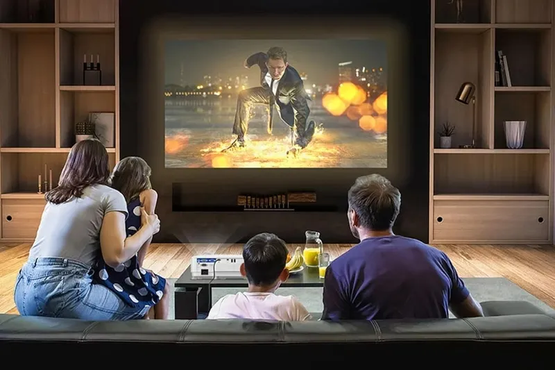 Gia đình xem phim với máy chiếu mini