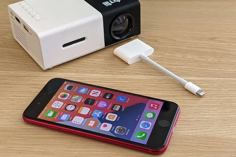 Điện thoại kết nối với máy chiếu mini