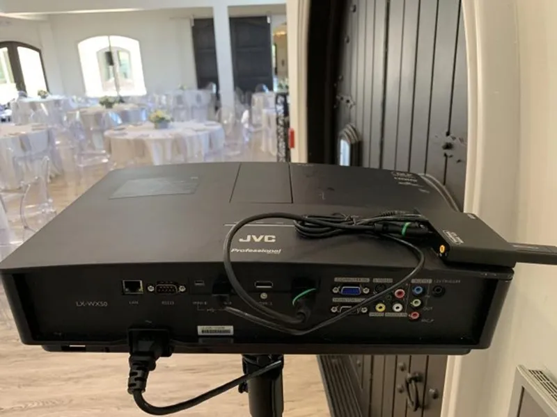 Đầu phát đa phương tiện kết nối với máy chiếu mini