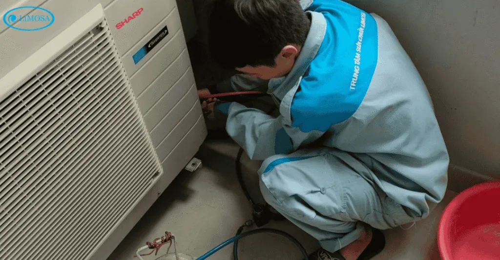 Thực hiện hút chân không đường ống máy lạnh Sharp