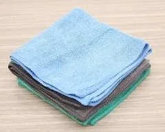 Khăn lau mềm sạch sẽ dùng trong quy trình tháo lắp bugi xe máy