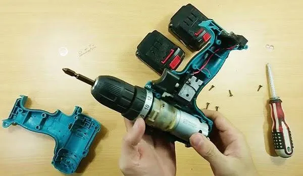 Hình ảnh dụng cụ và linh kiện để đóng pin máy khoan