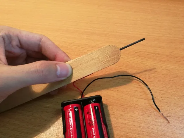 Kẹp ruột bút chì giữa hai que kem