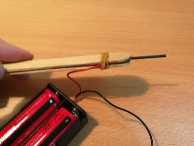 Buộc chặt que kem bằng dây nịt