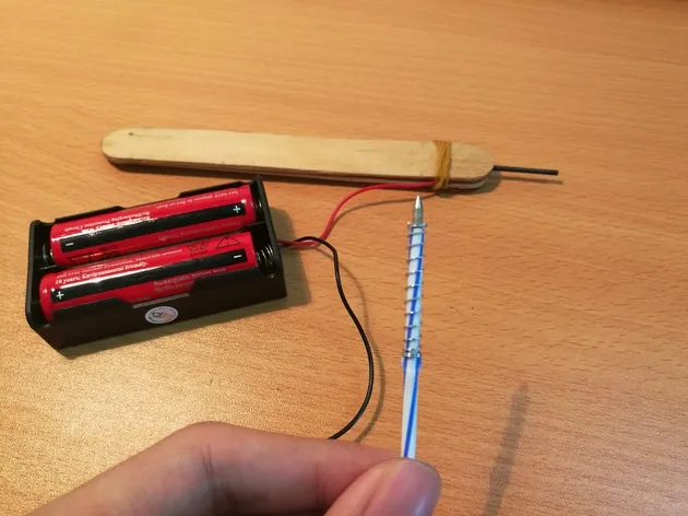 Lấy lò xo từ bút bi