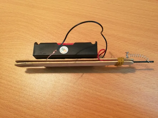 Cố định pin lên que kem