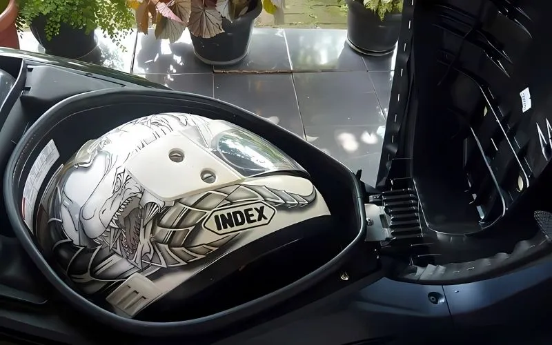 Hướng dẫn mở cốp xe máy Suzuki bằng chìa khóa cơ bản