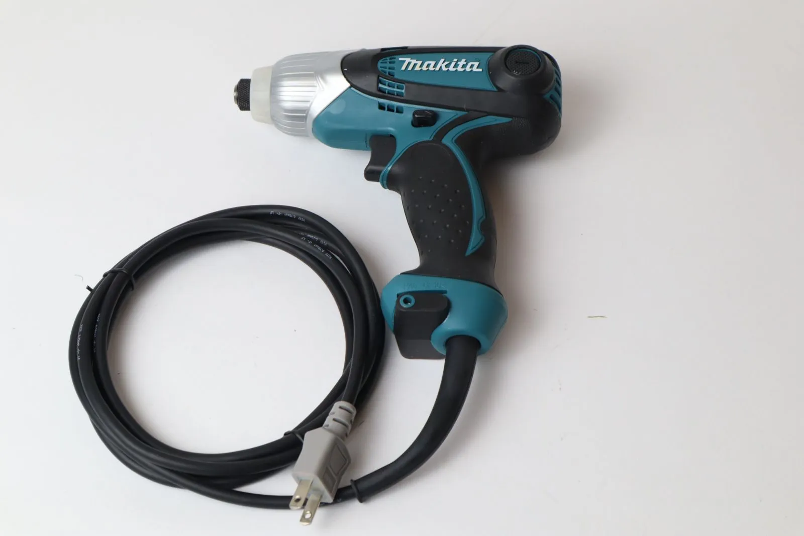 Máy vặn vít Makita TD0101F với thiết kế bền bỉ