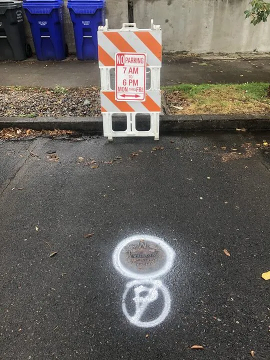 Biển báo cấm đỗ xe tại công trường thi công, đảm bảo an toàn cho quy trình lắp đặt đường ống cấp nước tự chảy.