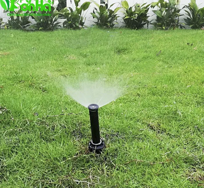 Béc tưới cỏ tự động ẩn dưới mặt đất, đảm bảo cảnh quan đẹp