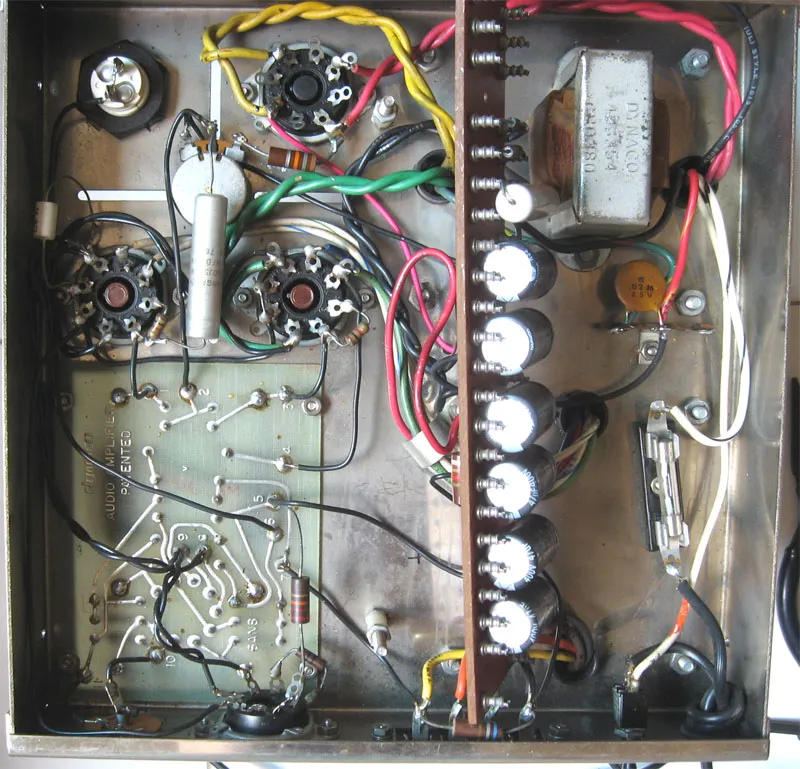 Chi tiết đi dây và bố cục linh kiện bên trong ampli đèn, minh họa cho dự án tự lắp ráp ampli đèn