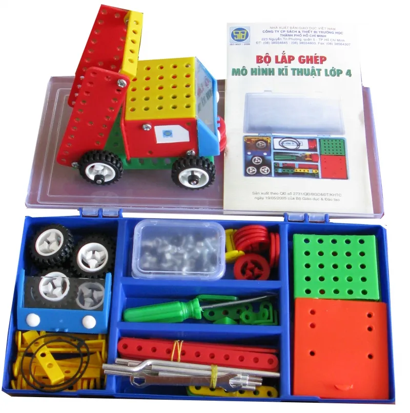 Mô hình lắp ghép kỹ thuật tự chọn lớp 4 bao gồm nhiều chi tiết nhựa và kim loại, giúp học sinh rèn luyện tư duy sáng tạo.
