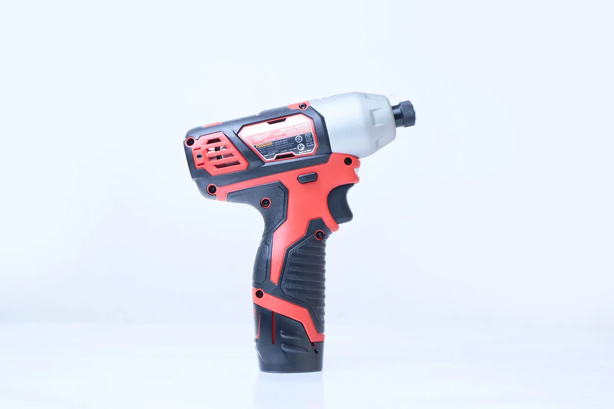 Máy bắn vít Milwaukee M12 BID với momen xoắn 112 Nm