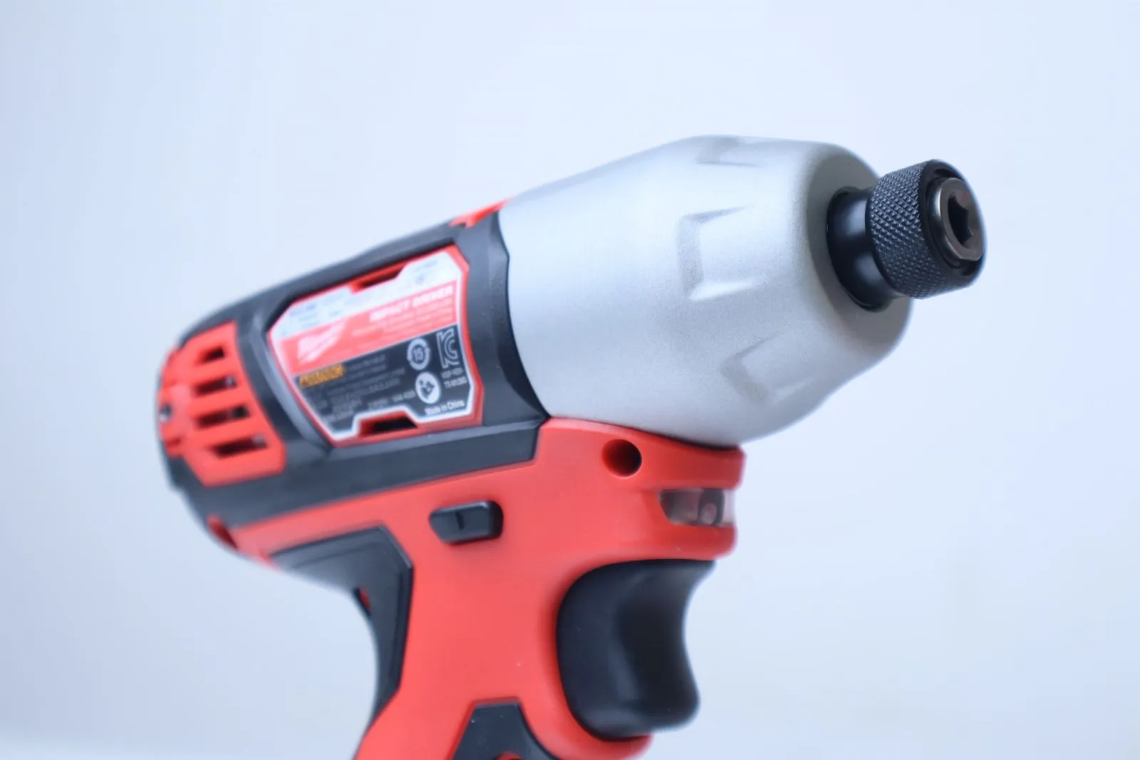 Hai chiếc máy bắn vít Milwaukee M12 BID được đặt cạnh nhau