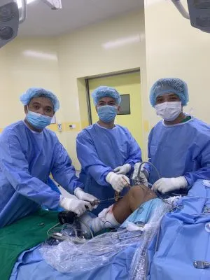 Hình ảnh Bác sĩ và ekip đang mổ cho bệnh nhân