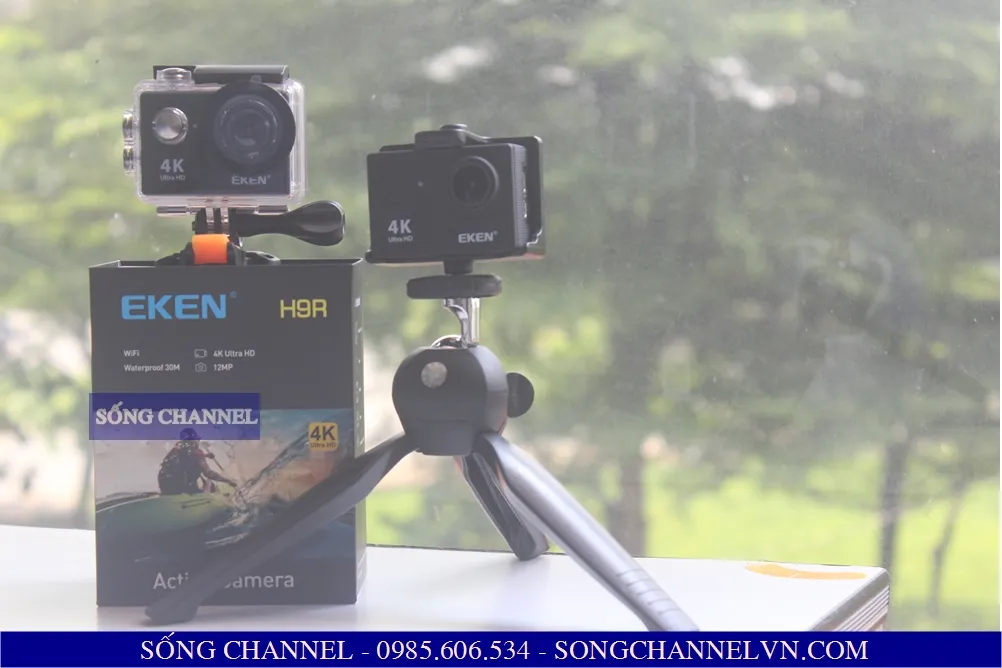 Camera Eken H9R được gắn trên xe máy để ghi lại hành trình