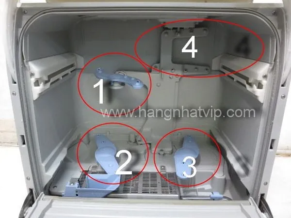 Hình ảnh mô tả hệ thống 3 tay quay phun nước áp lực và giàn phun nước phía trên của máy rửa bát