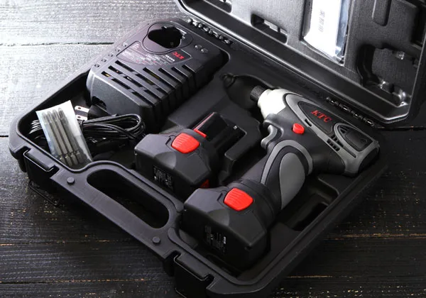 Súng vặn vít KTC JTAE115A và bộ sạc