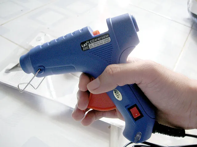 Vệ sinh vòi phun máy bắn keo nến để tránh tắc nghẽn