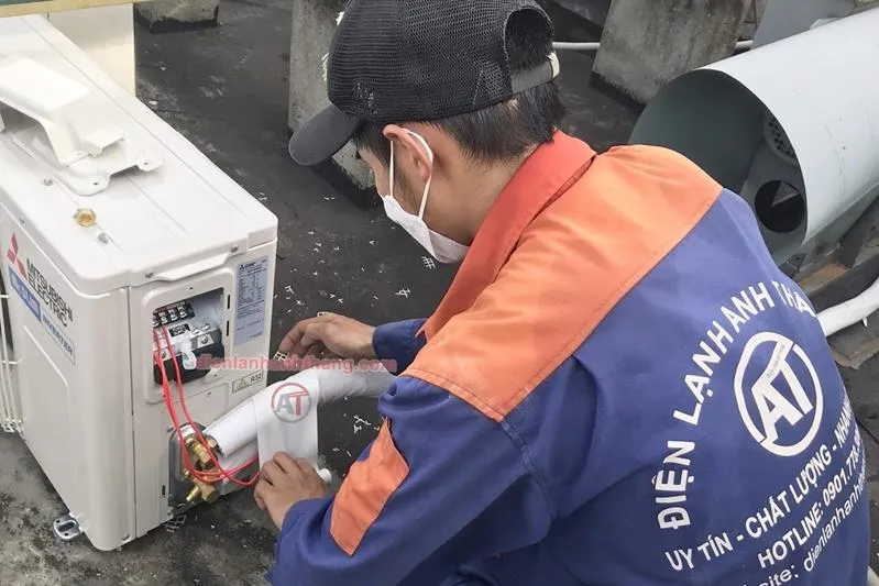 Kỹ thuật viên kết nối ống đồng vào dàn nóng máy lạnh Toshiba Inverter an toàn