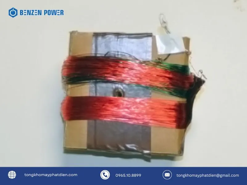 Cuộn dây đồng tráng men xung quanh khung đỡ, hoàn thành giai đoạn tạo cuộn cảm trong quá trình cách chế tạo máy phát điện.