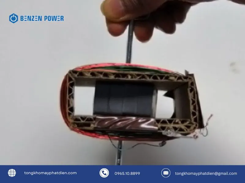 Trục quay với nam châm vĩnh cửu đã được lắp ráp cân đối, sẵn sàng cho bước kiểm tra chức năng theo hướng dẫn cách chế tạo máy.