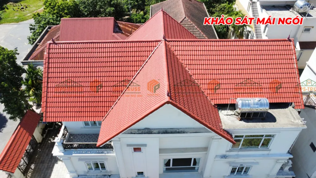 Kỹ sư khảo sát hiện trạng và khả năng chịu tải của mái ngói