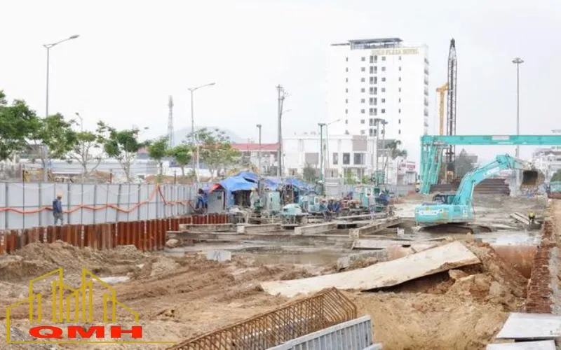 Chuẩn bị mặt bằng chi tiết trước khi lắp đặt giàn giáo, đảm bảo nền đất phẳng và vững chắc