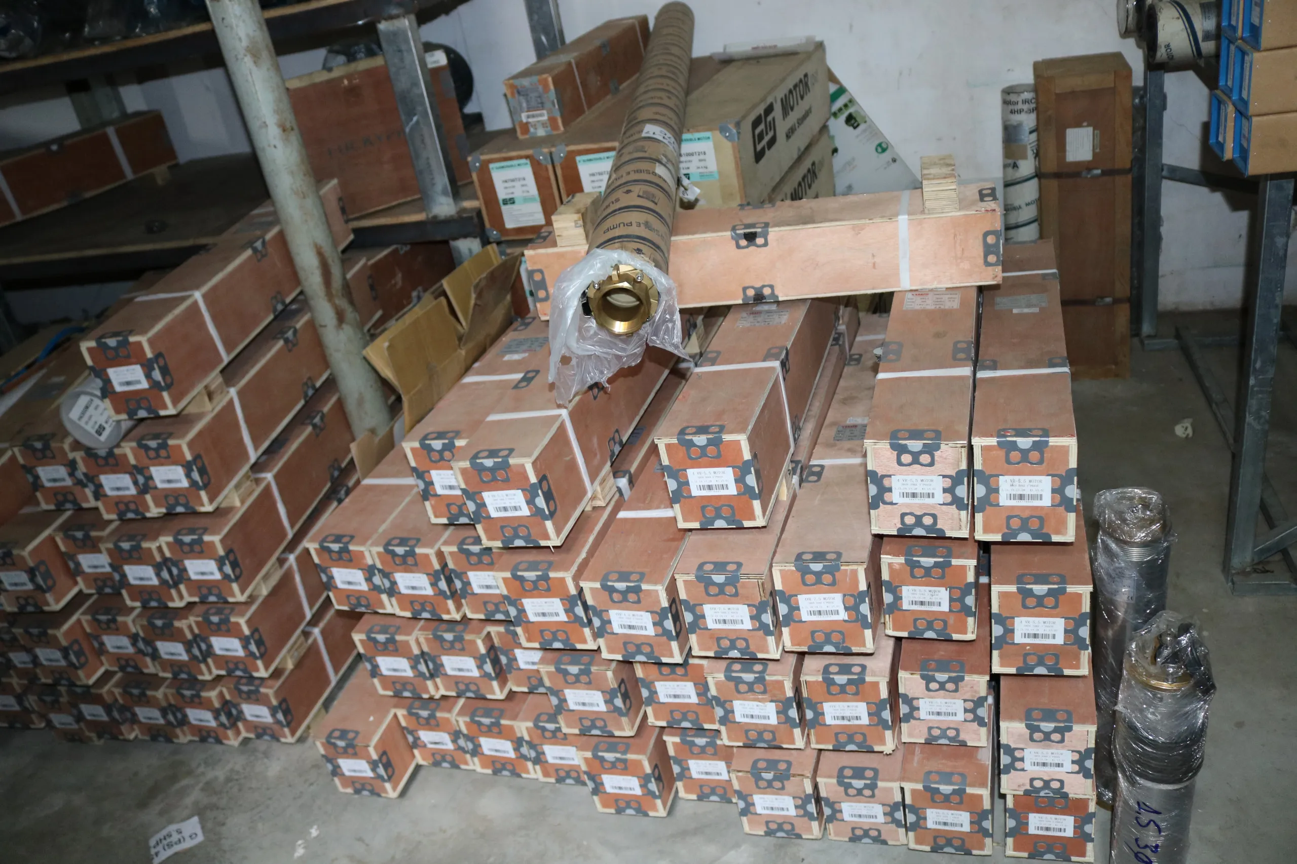 kho chứa các loại máy bơm hỏa tiễn và linh kiện, minh họa tầm quan trọng của việc hiểu cách lắp tụ máy bơm