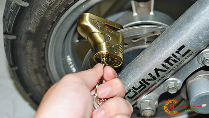 Cách Mở Khóa Cang Xe Máy Bị Kẹt An Toàn Và Hiệu Quả