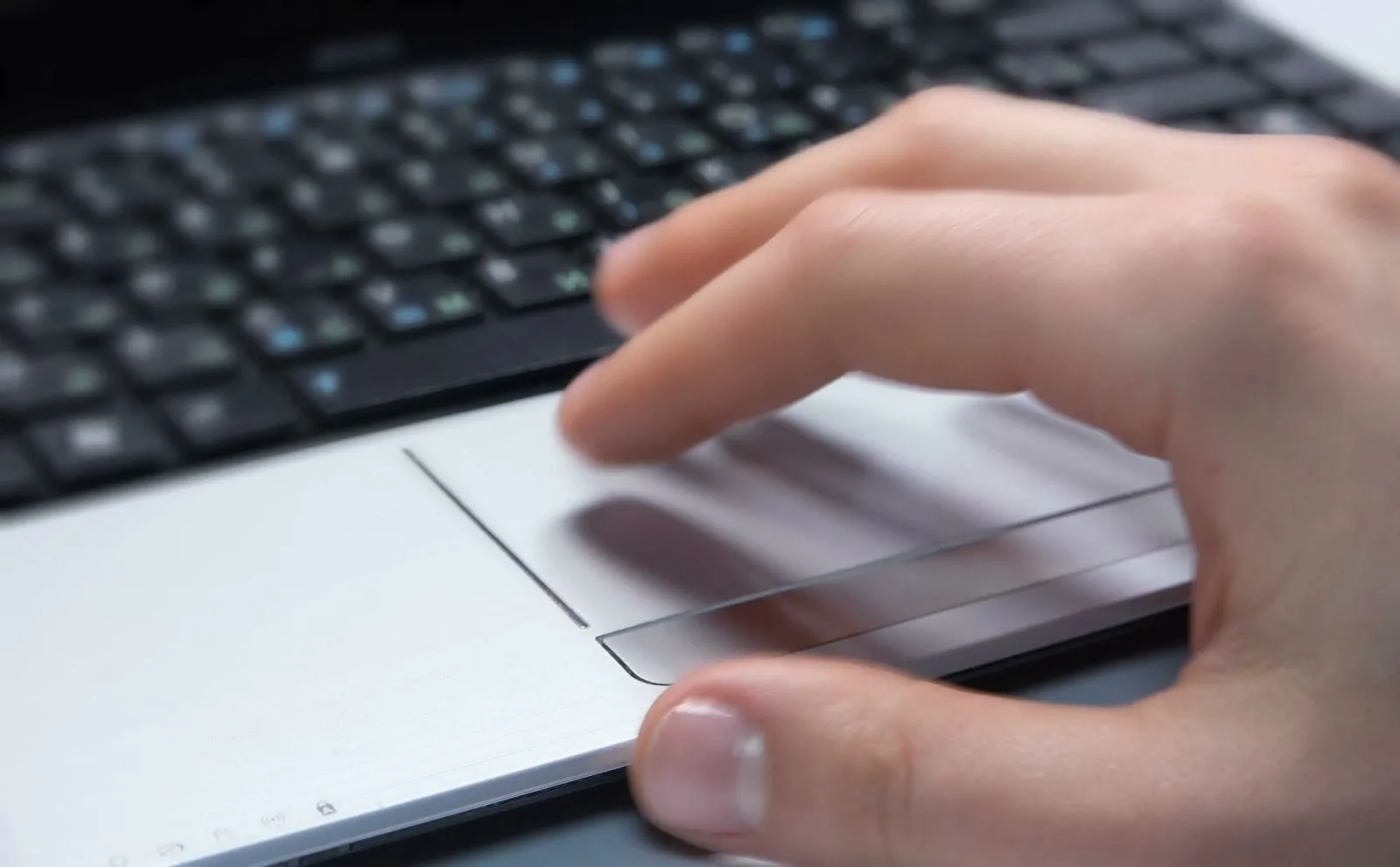 Cài đặt Dell Touchpad trong cửa sổ Mouse Properties, minh họa các tùy chọn cấu hình nâng cao cần kiểm tra khi cần mở khóa chuột máy tính bàn hoặc các thiết bị trỏ khác.