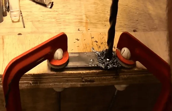 Thao tác cố định vật liệu và khoan mồi an toàn khi khoan sắt