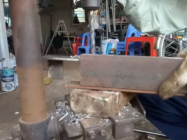 Khoan 2 lỗ bắt vít trên khung