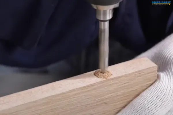Khoan lỗ mồi trước khi bắt vít vào bề mặt gỗ