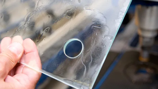 Khoan lỗ trên tấm kính với chất làm mát