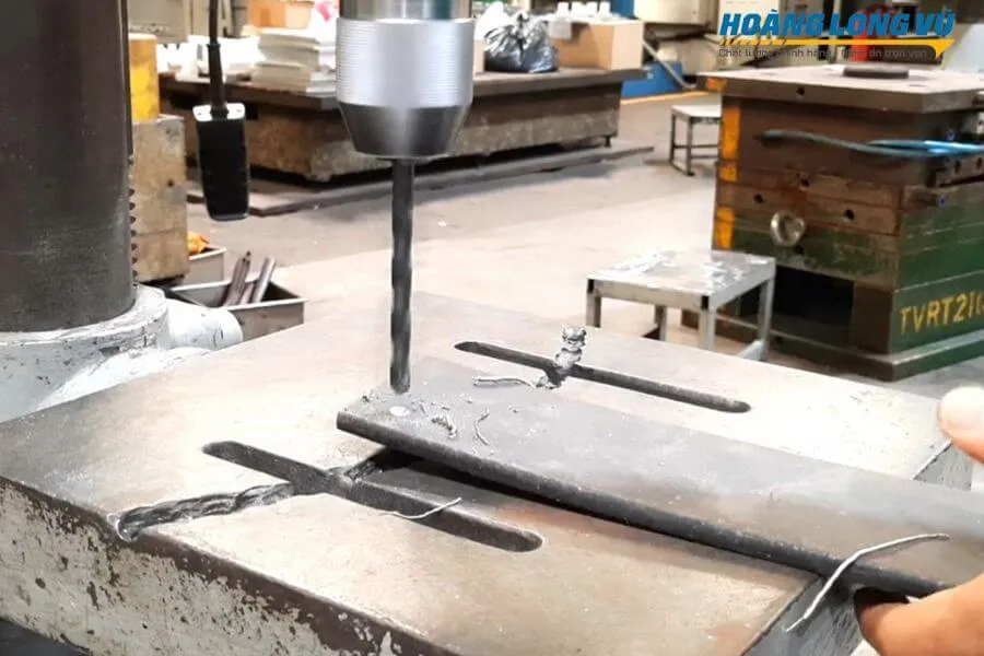 Khoan lỗ mồi nhỏ trên thép cứng