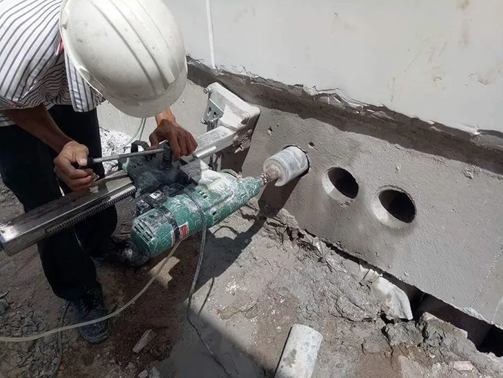 Kiểm tra máy khoan rút lõi bê tông trước khi sử dụng để đảm bảo hoạt động bình thường và an toàn cho người dùng