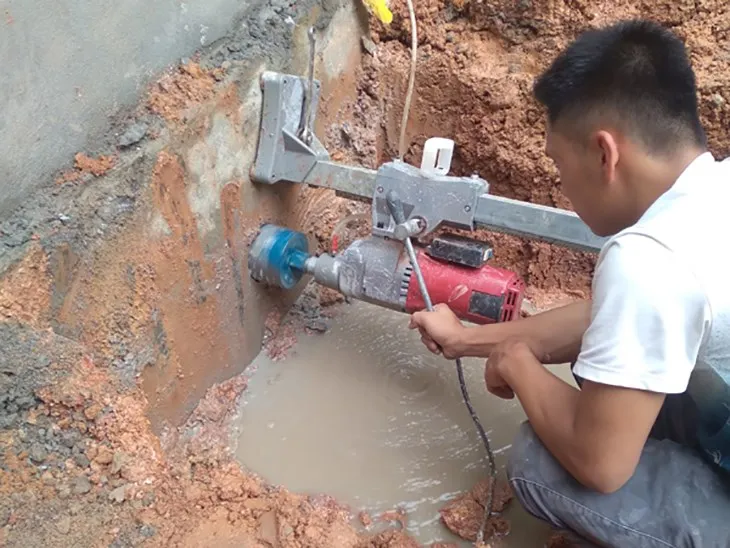 Máy khoan rút lõi bê tông khoan lỗ thoát nước sàn ban công, nhà vệ sinh