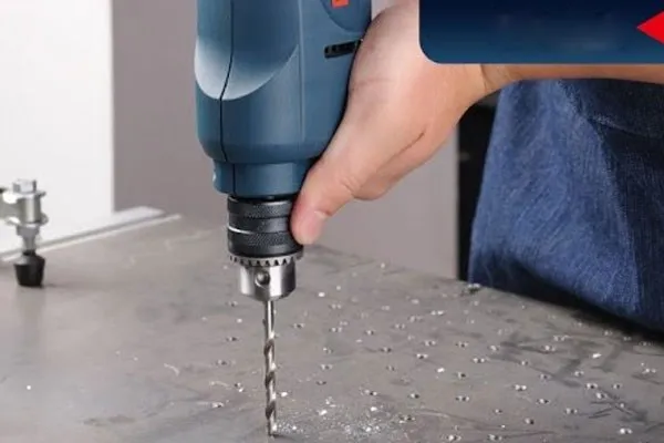 Máy khoan sắt có khả năng khoan tốt và vận hành ổn định trên các bề mặt vật liệu như sắt, gỗ, thép