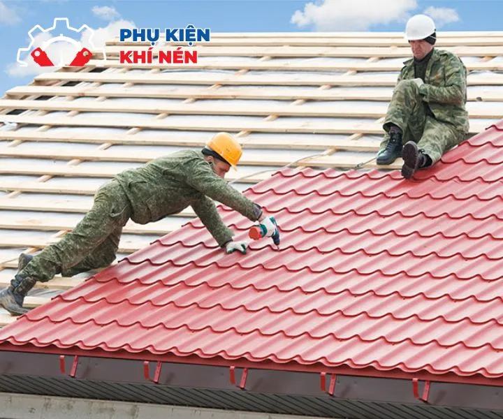 Đo đạc và đánh dấu vị trí trước khi bắn vít tôn