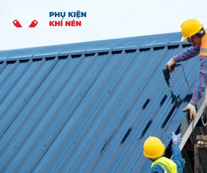 Thợ thi công tuân thủ an toàn khi bắn vít tôn trên cao