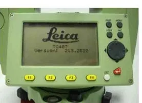Màn hình hiển thị trạng thái khởi động của máy toàn đạc Leica TC407, bước đầu tiên trong cách sử dụng máy leica cho công việc.