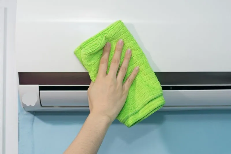 Hậu quả của việc không vệ sinh mặt nạ máy lạnh Sharp thường xuyên làm giảm hiệu suất làm lạnh