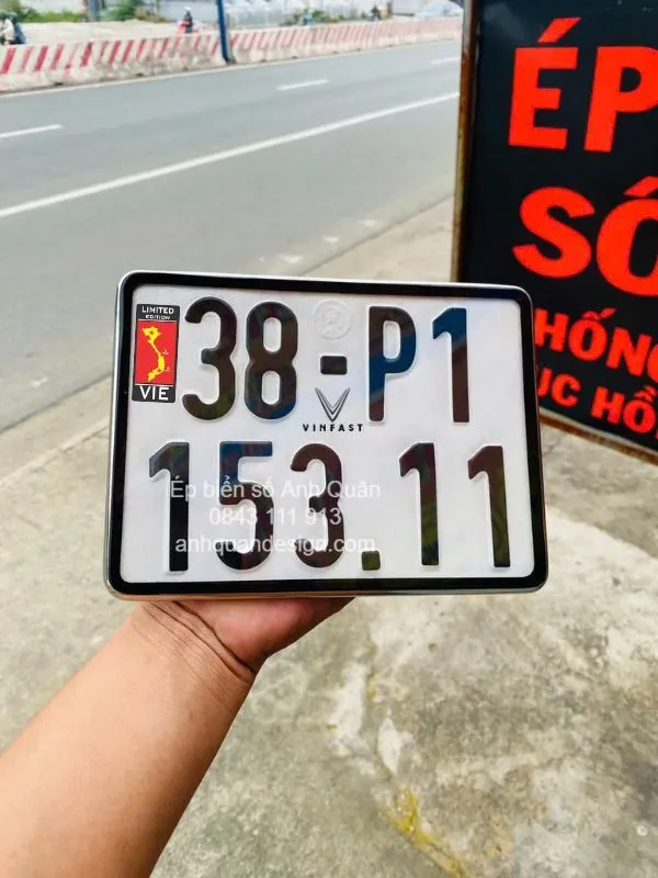 Khung biển số xe máy điện Vinfast logo cờ VN
