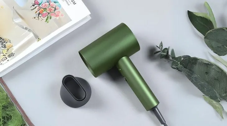 Máy sấy tóc Showsee A5-G 1800W với công nghệ ion giúp tóc chắc khỏe, bóng mượt