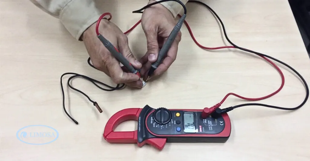 Kiểm tra cảm biến bằng đồng hồ vạn năng, bước quan trọng trong cách sửa chữa máy lạnh