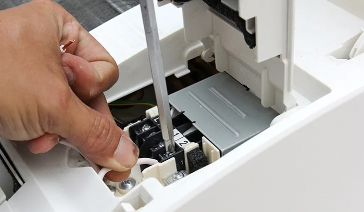 Đấu nối dây điện bên trong dàn lạnh trong quy trình lắp máy điều hòa